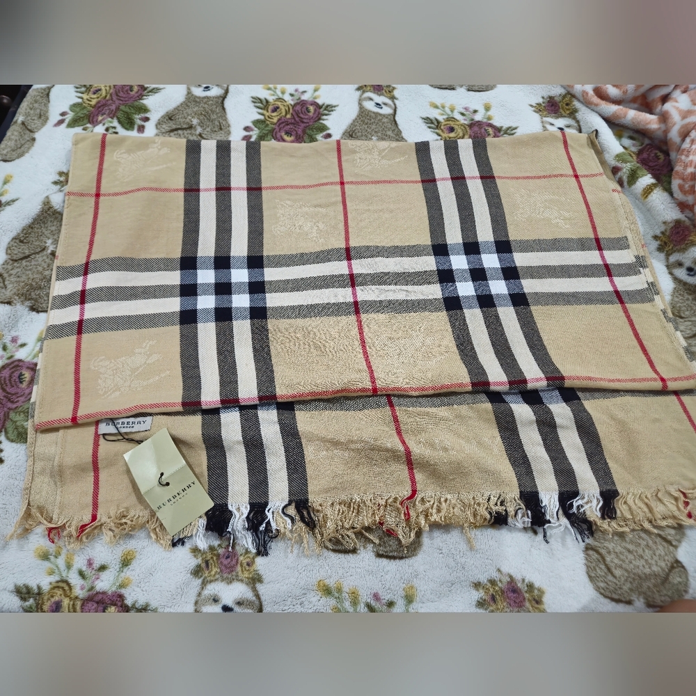 Burberry scarf with tags